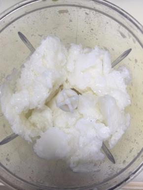 取出已经冻成冰冻的牛奶奶油混合物，放入料理机
