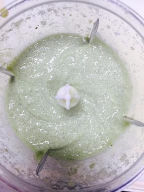 料理机加入冷藏好的抹茶液，一起搅打成沙冰