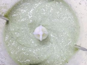 料理机加入冷藏好的抹茶液，一起搅打成沙冰