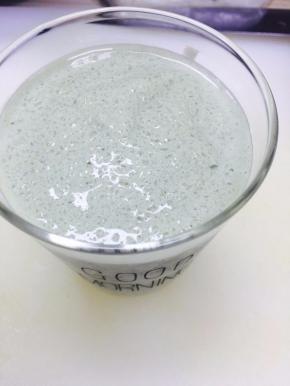 准备一个漂亮的玻璃杯，放入沙冰碎，动作要快，沙冰化的很快，放入冷冻室待用
准备一个盆打发淡奶油加入少许白砂糖，根据自己喜甜的程度来放糖，打至硬性发泡，用裱花嘴裱花袋装好备用