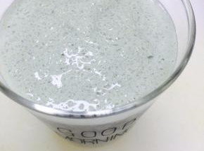 准备一个漂亮的玻璃杯，放入沙冰碎，动作要快，沙冰化的很快，放入冷冻室待用
准备一个盆打发淡奶油加入少许白砂糖，根据自己喜甜的程度来放糖，打至硬性发泡，用裱花嘴裱花袋装好备用