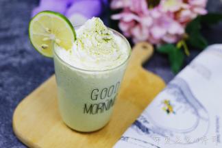 挤上奶油，装上柠檬片，撒上少许抹茶粉，就算完成了