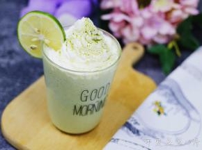 挤上奶油，装上柠檬片，撒上少许抹茶粉，就算完成了