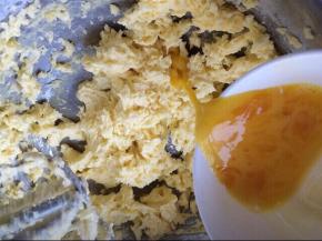 再分多次加入全蛋液打发。