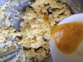 再分多次加入全蛋液打发。