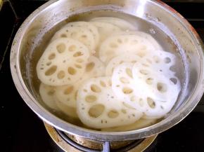 锅中坐水，水开放入藕片焯熟。