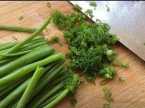 准备所有需要的材料，香葱洗干净去掉葱头去葱绿，切细。