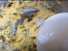 打发至羽毛状，分多次加入牛奶继续搅打。