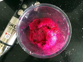 用勺子挖出果肉放入料理杯中。