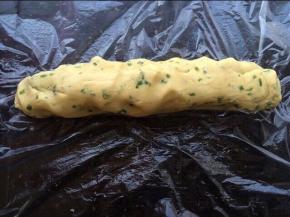 提前准备保鲜袋或保鲜膜放操作台面上，用手稍微捏成长条状。