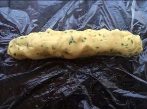 提前准备保鲜袋或保鲜膜放操作台面上，用手稍微捏成长条状。