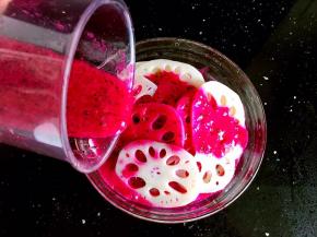 把红心火龙果果泥倒入沥干水的藕片中。