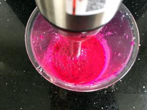 用手持式料理棒把果肉打成果泥。