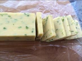 冷冻好拿出切成厚度一致的片状。