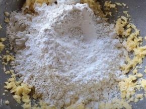 加入低筋面粉与玉米淀粉搅拌至无干粉状。