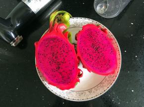 红心火龙果对半切开去皮。