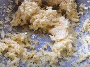  最后打发好的黄油，颜色稍微发白，状态羽毛状。