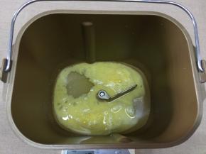 面包桶内加入清水，鸡蛋液，白糖和盐