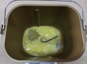 面包桶内加入清水，鸡蛋液，白糖和盐