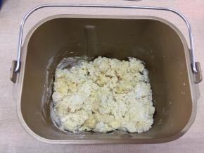 手动将所有材料搅拌成棉絮状（此步可忽略，只供手揉党看，冷藏放置30分钟，便于揉面）