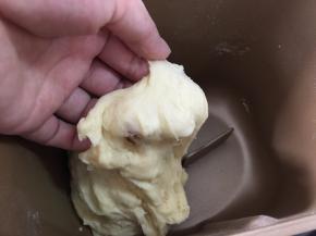 选择一个揉面程序，15分钟（程序结束后可简单检查面团状态，捏下去感觉有弹性有点粘就是比较好的，如果太干或者太粘可在此时少量地增加水或增加粉）