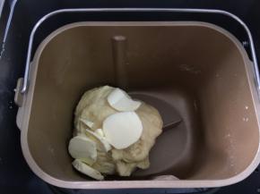 加入软化后的黄油，再次选择一个揉面程序，15分钟