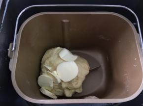 加入软化后的黄油，再次选择一个揉面程序，15分钟