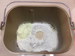 随后加入面粉，奶粉和酵母