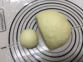 切出一块面团，揉圆静置30秒