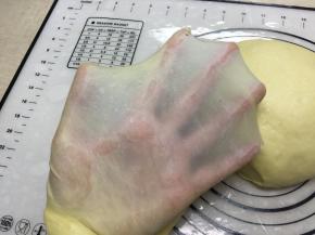 拉膜检查面团状态，有薄而结实的膜即合适做吐司（不必拉手套膜，只要稍稍拉开能充分观察到膜的状态即可，但喜欢拉手套膜的可以继续，毕竟这感觉还是挺过瘾的）