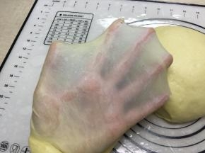 拉膜检查面团状态，有薄而结实的膜即合适做吐司（不必拉手套膜，只要稍稍拉开能充分观察到膜的状态即可，但喜欢拉手套膜的可以继续，毕竟这感觉还是挺过瘾的）