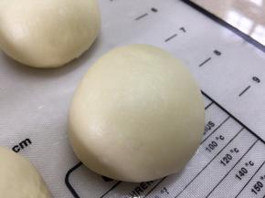 将面团分成3等份，揉圆后盖保鲜膜静置5-10分钟（室温高就减少时间）