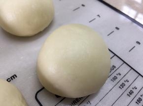 将面团分成3等份，揉圆后盖保鲜膜静置5-10分钟（室温高就减少时间）