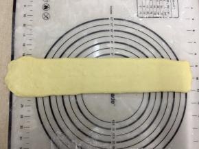 继续在面团从中间开始，分别往上下两个方向擀长，底部要压薄（长度约比常规揉面垫的宽度少3cm左右）