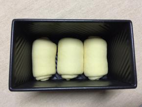 收口向下，并同向码入吐司盒内