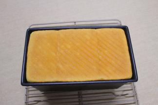 烤制完毕后马上取出，轻震一下，开盖脱模