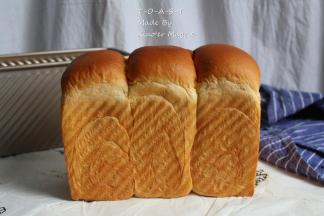 此方也可以做成山形的，发酵到9分即可，烤制温度要上下火都提高10度，可选择表面盖锡纸