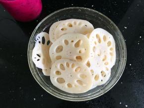 关火捞出藕片用冷水冲凉。