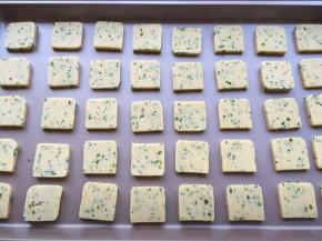 摆入烤盘中，每块饼干留一点距离，因为烤的过程饼干会膨胀比未烤前大些。