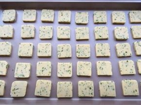 摆入烤盘中，每块饼干留一点距离，因为烤的过程饼干会膨胀比未烤前大些。