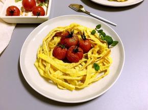 蛋皮番茄做好了，颜值好高的。蛋皮松软、烤好的番茄咬一口，汁液酸甜美味。