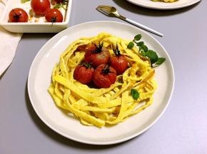 蛋皮番茄做好了，颜值好高的。蛋皮松软、烤好的番茄咬一口，汁液酸甜美味。