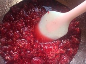 静置好的树莓用硅胶刮刀轻松按压成泥状。这样煮的时间会缩短很多哦！还有如果不喜欢籽的，这个步骤完成就可以过滤点籽哦！非常好过筛。