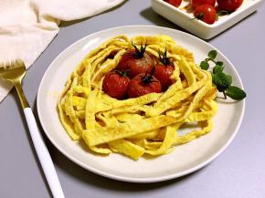 将烤好的小番茄摆在蛋皮里，撒上黑胡椒粉。