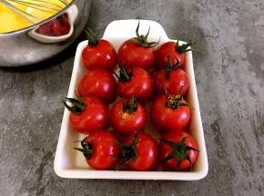 洗净的番茄放进烤碗里，抹上适量橄榄油，撒上椒盐粉。