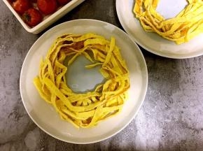 摆成圆形，中间留出空间。