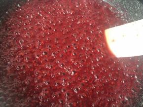 把压烂的树莓泥放入不粘锅中以中小火熬煮。