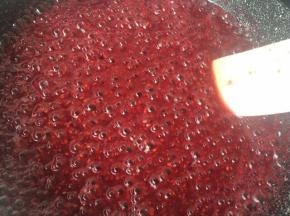 把压烂的树莓泥放入不粘锅中以中小火熬煮。