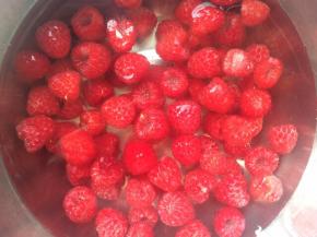 把树莓轻轻过一次清水，再准备一盆水放入一小勺盐，把树莓放入泡8分钟左右即可。