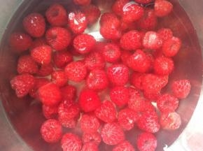 把树莓轻轻过一次清水，再准备一盆水放入一小勺盐，把树莓放入泡8分钟左右即可。